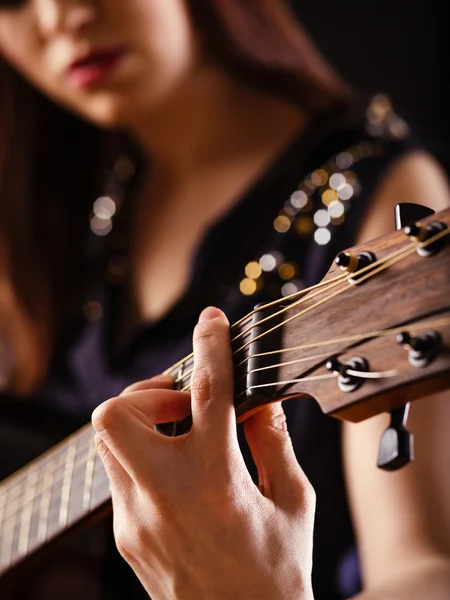 Spelar akustisk gitarr — Stockfoto