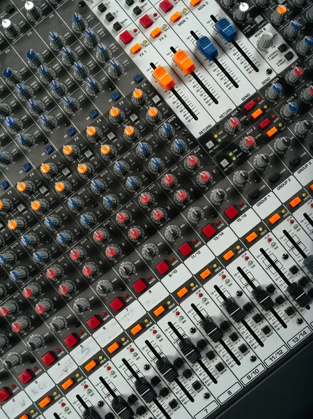 Planche de mixage studio d'enregistrement — Photo