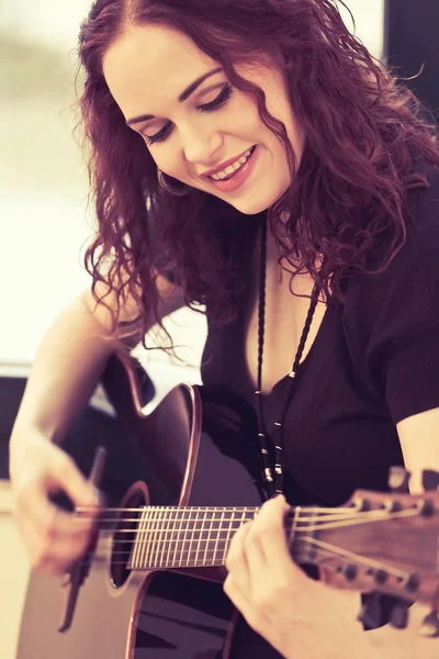 Usměvavý hráč akustická kytara — Stock fotografie