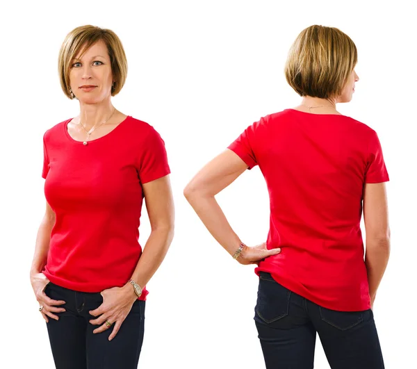 Frau in ihren Vierzigern trägt leeres rotes Hemd — Stockfoto