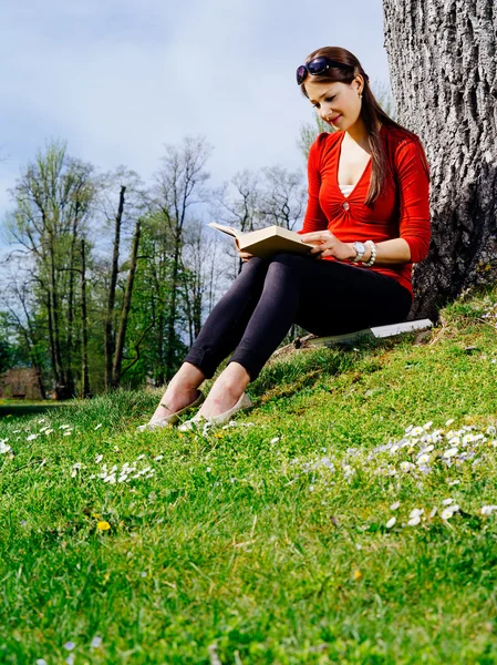 Woman reading outdoors — Stock Photo, Image