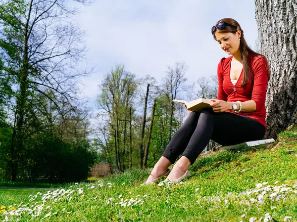 Vrouw leest buiten in het voorjaar van — Stockfoto