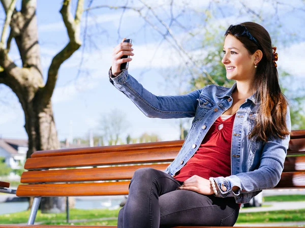 Leende kvinna tar en selfie — Stockfoto