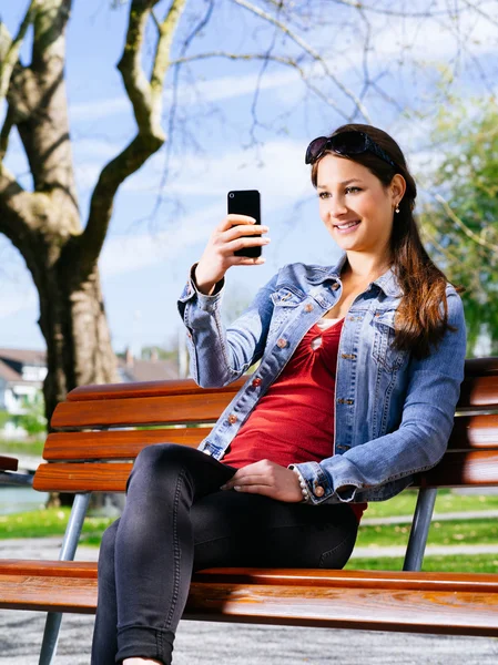 Taking photos with her smartphone — Stock Photo, Image