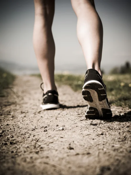 Jambes et chaussures d'un coureur — Photo