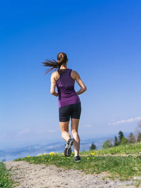 Fiatal nő fut egy ország út — Stock Fotó