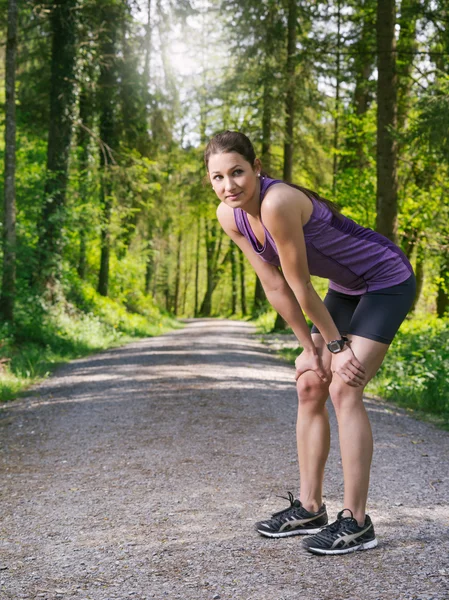 Fáradt, és pihenés után a jogging nő — Stock Fotó