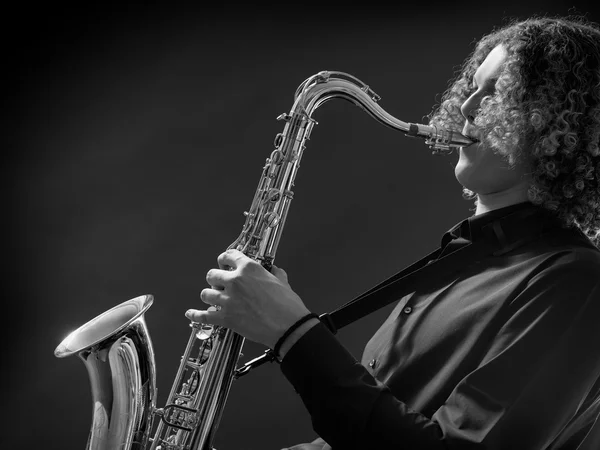 Jeune adolescent jouant du saxophone — Photo
