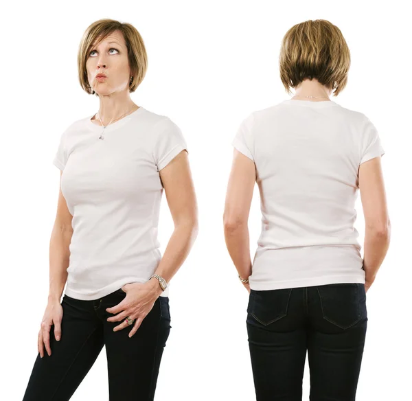 Mujer de cuarenta años posando con camisa blanca en blanco — Foto de Stock