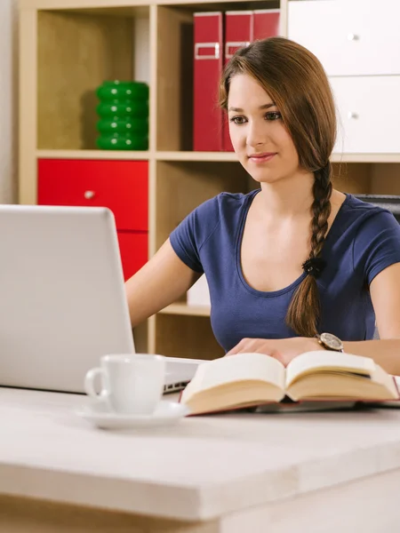 Donna che utilizza un computer portatile a casa — Foto Stock