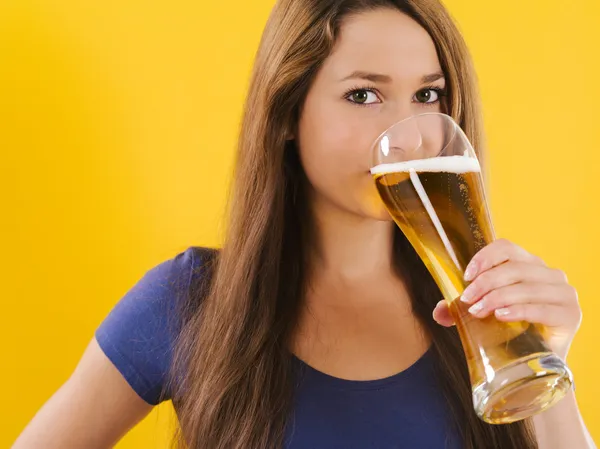 Mladá žena pije pivo — Stock fotografie