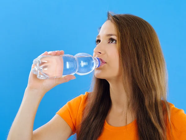 Young woman drinking bottled water — Stock Photo, Image