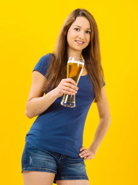 Χαμογελώντας νεαρή γυναίκα πίνοντας μπύρα — Φωτογραφία Αρχείου