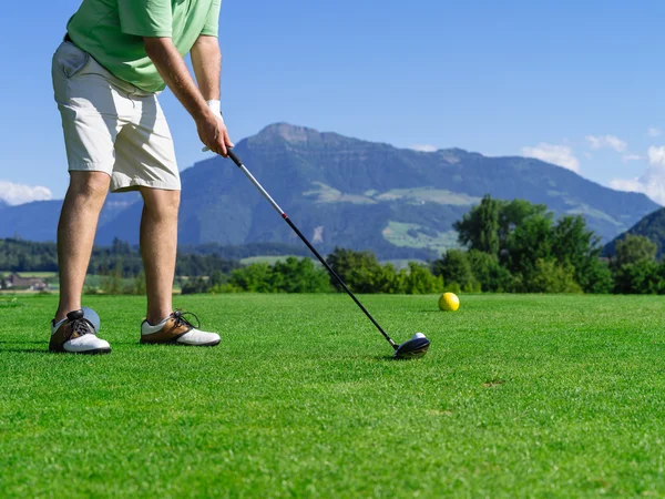 Гольфист на поле для гольфа — стоковое фото