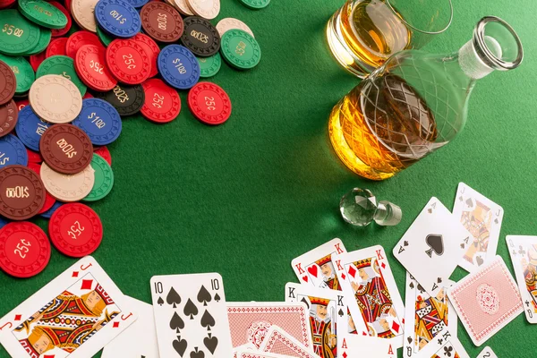 Mesa de jogo com cartas e fichas de poker — Fotografia de Stock