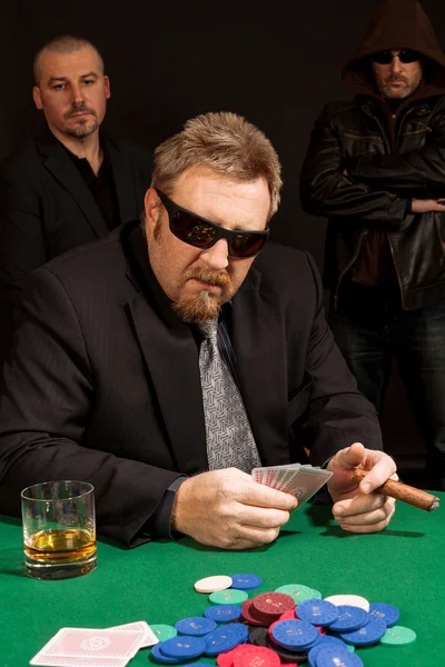 Cygara palenie whisky pitnej graczem w pokera — Zdjęcie stockowe
