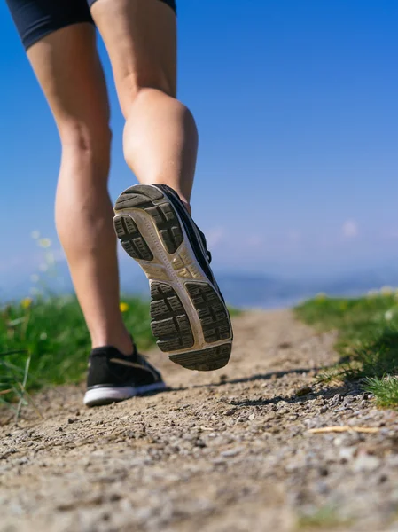 Jambes et chaussures d'une femme joggeuse — Photo