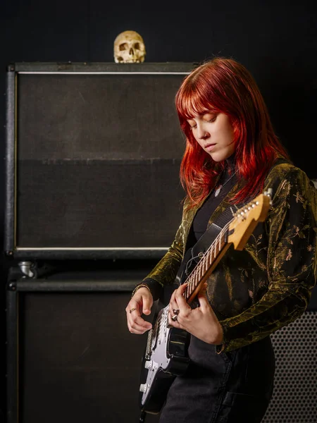 Genç Kızıl Saçlı Kadın Büyük Hoparlörlerin Önünde Elektro Gitar Çalıyor — Stok fotoğraf