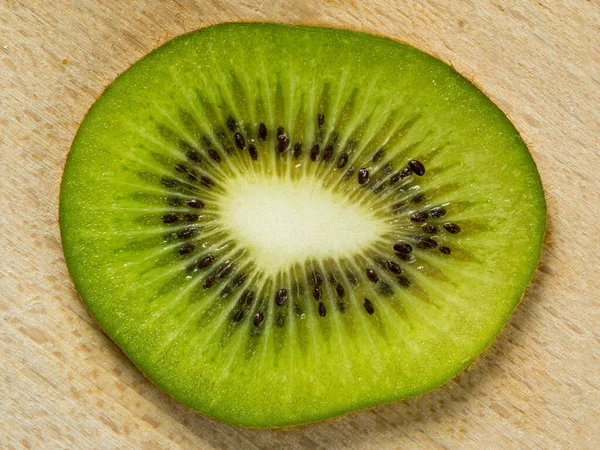 Single Slice Juicy Kiwi Fruit Sitting Wood Cutting Board — Fotografia de Stock