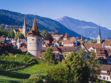 İsviçre 'nin Almanca konuşulan bölgesinde güzel Zug şehri, Haziran 2022' de çekilmiştir..