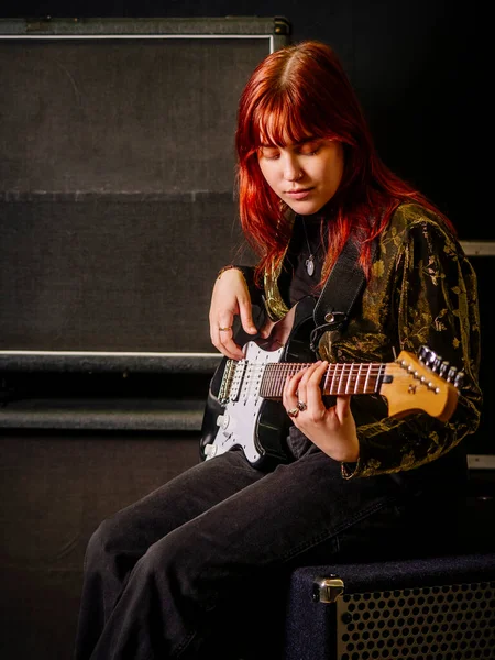 Giovane Donna Rossa Che Suona Chitarra Elettrica Davanti Grandi Armadi — Foto Stock