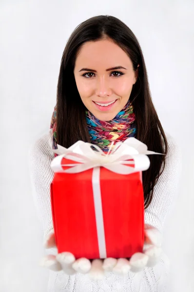 Chica joven con regalo — Foto de Stock