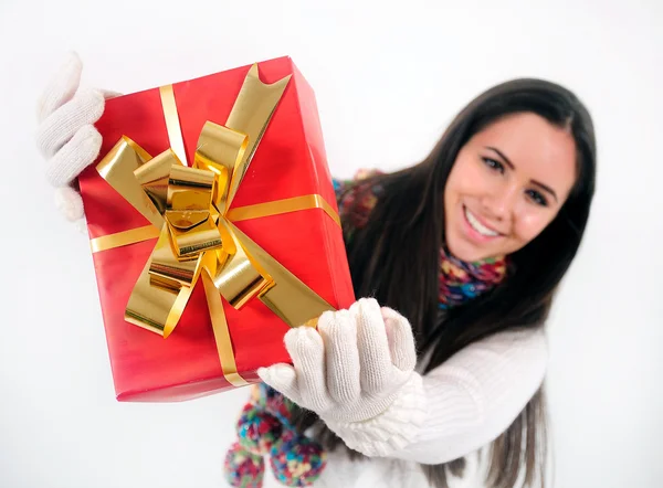 Chica joven con regalo — Foto de Stock