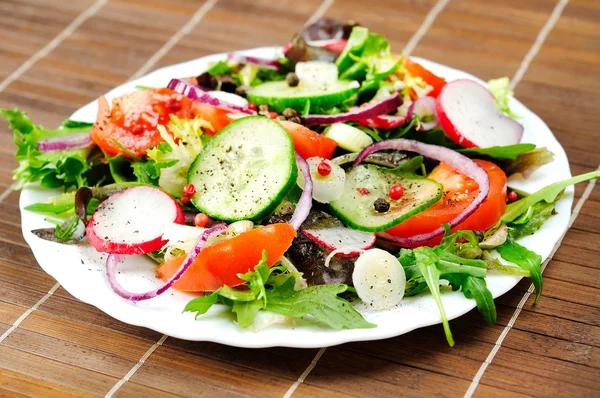 Plaat met salade — Stockfoto