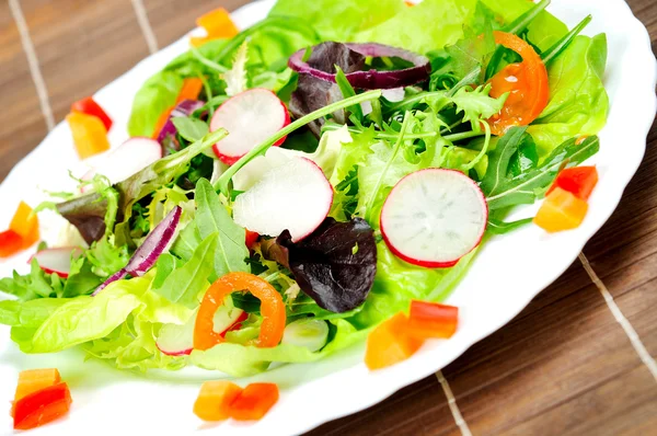 Tallrik med sallad — Stockfoto