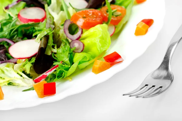 Тарелка с салатом — стоковое фото