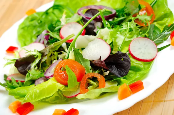 Teller mit Salat — Stockfoto