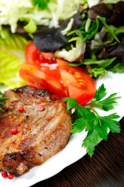 Салат и мясо — стоковое фото