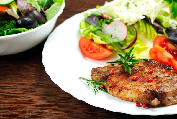 Salada e carne — Fotografia de Stock