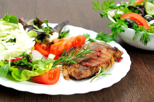 Salada e carne — Fotografia de Stock