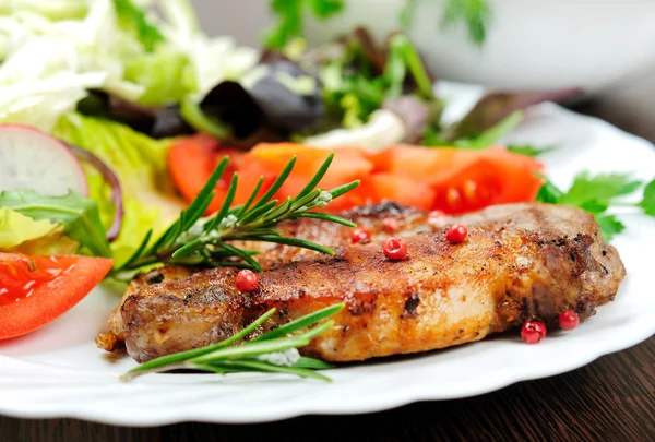 Ensalada y carne — Foto de Stock