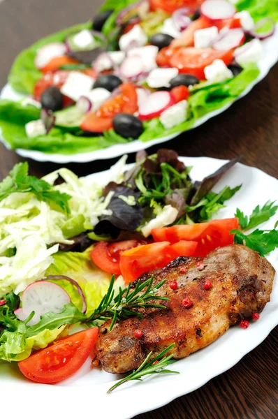 Salada e carne — Fotografia de Stock