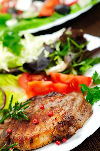 Ensalada y carne — Foto de Stock