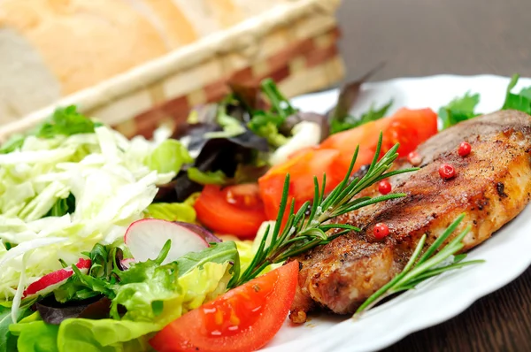 Salada e carne — Fotografia de Stock