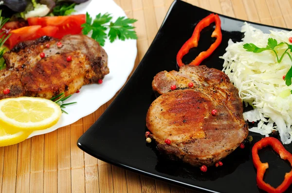 Salata ve et ile plaka — Stok fotoğraf
