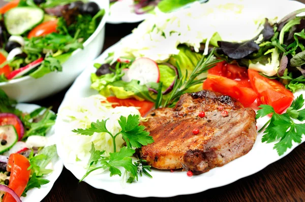 Ensalada y carne — Foto de Stock