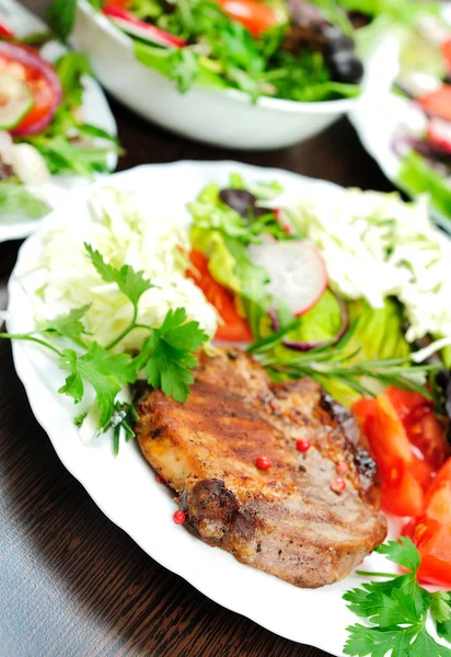 Salada e carne — Fotografia de Stock