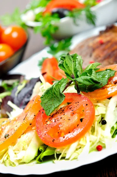Carne alla griglia con insalata — Foto Stock