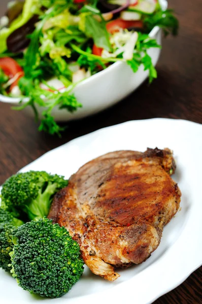 Carne a la parrilla con brócoli —  Fotos de Stock