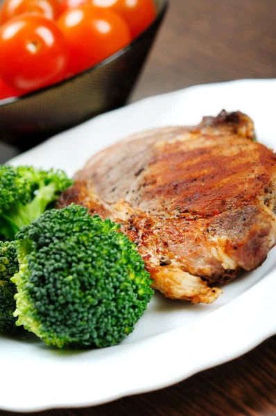 Carne alla griglia con broccoli — Foto Stock