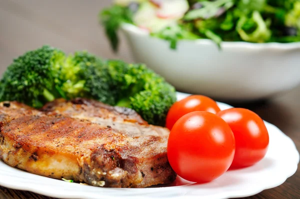 Carne alla griglia con insalata — Foto Stock