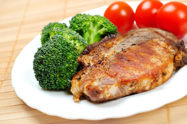 Daging panggang dengan brokoli — Stok Foto