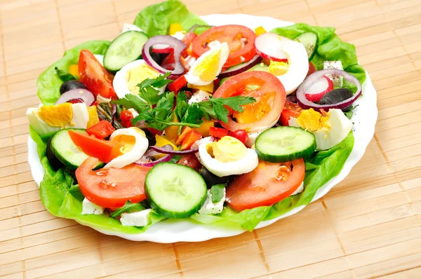 Assiette avec salade — Photo