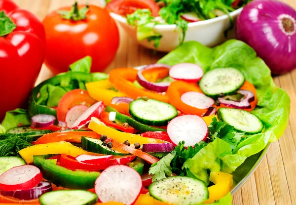Teller mit Salat — Stockfoto