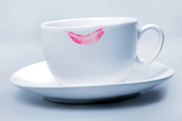 Lápiz labial rosa en taza blanca — Foto de Stock