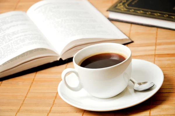 Tasse de café avec livres — Photo
